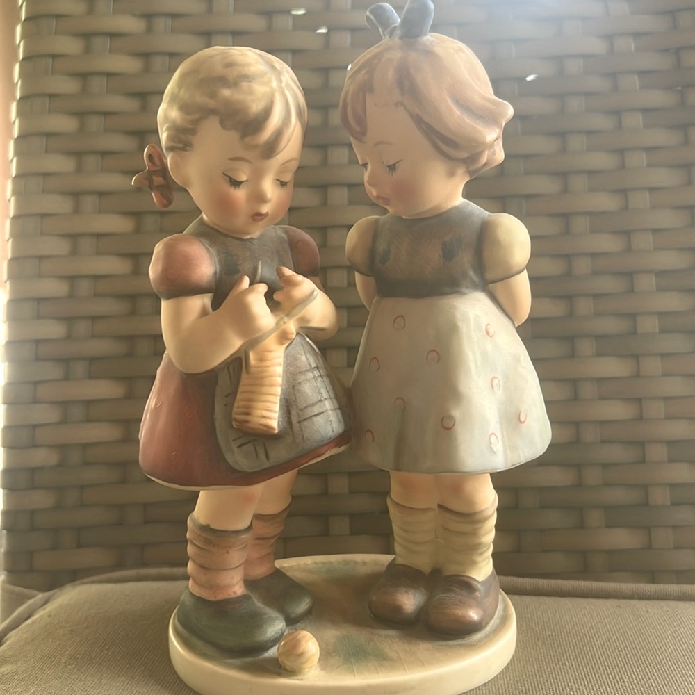 Goebel Hummel Figurine Knitting Lesson 256